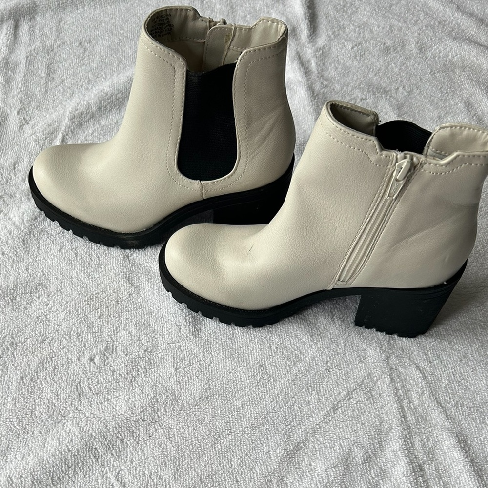 NEW NEVER WORN BOOTIES. Size 6.
